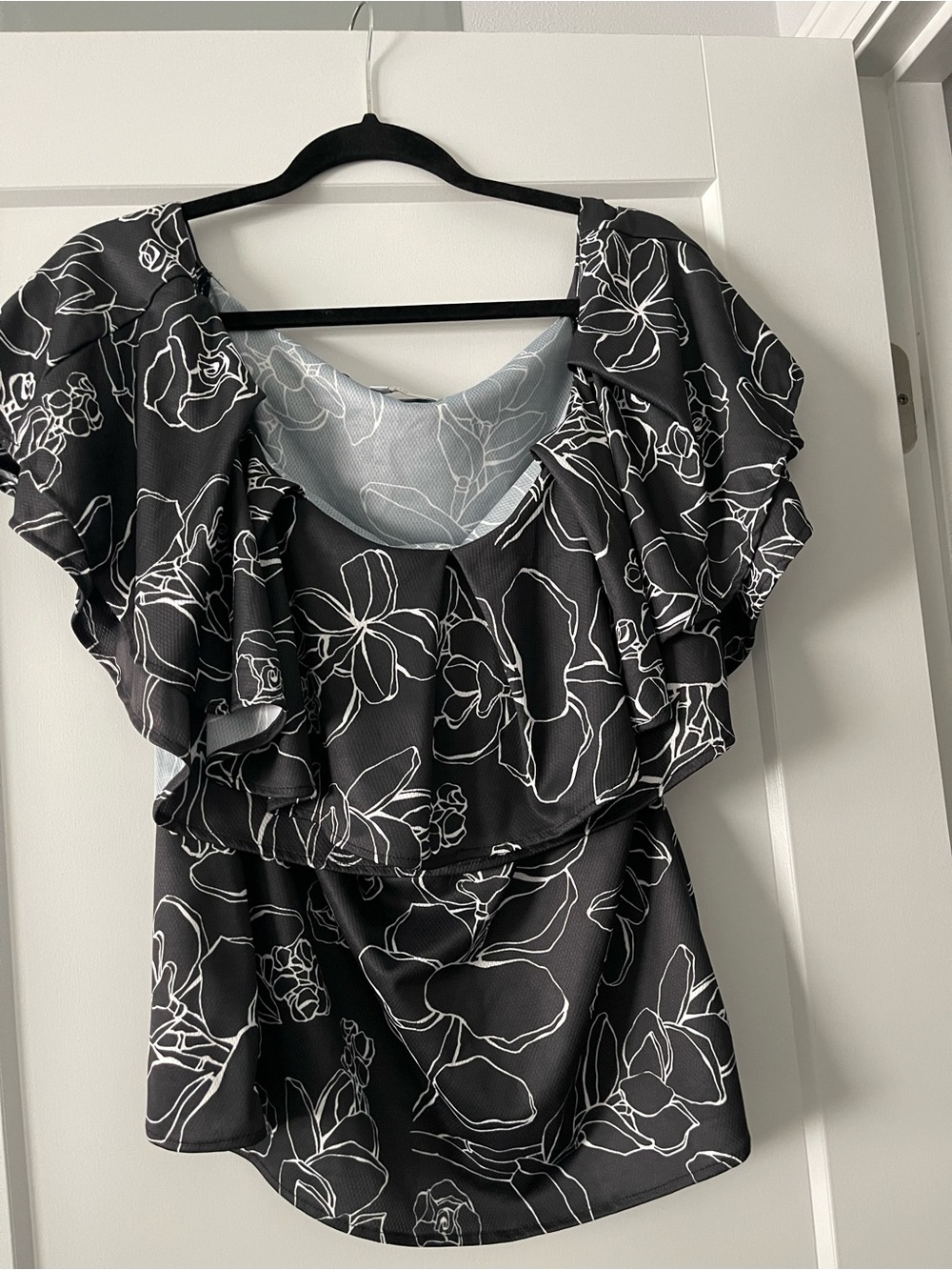 Ari South Black & White Floral Ruffle Women's Top